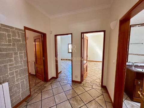 Moradia Isolada T5  Situada nas Caixas em Sesimbra com piscina