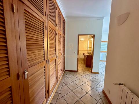 Moradia Isolada T5  Situada nas Caixas em Sesimbra com piscina