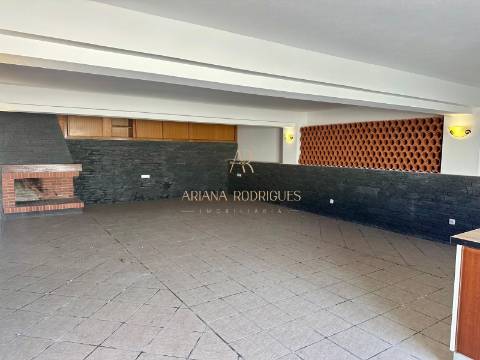 Moradia Isolada T5  Situada nas Caixas em Sesimbra com piscina