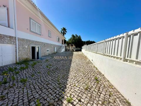 Moradia Isolada T5  Situada nas Caixas em Sesimbra com piscina