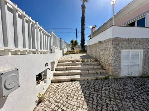 Moradia Isolada T5  Situada nas Caixas em Sesimbra com piscina