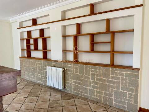 Moradia Isolada T5  Situada nas Caixas em Sesimbra com piscina