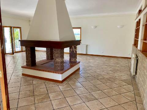 Moradia Isolada T5  Situada nas Caixas em Sesimbra com piscina