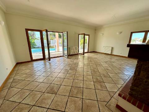 Moradia Isolada T5  Situada nas Caixas em Sesimbra com piscina