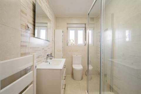 Andar de Moradia à venda em Corroios