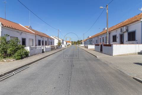 Moradia térrea,  pequena aldeia alentejana, rodeada pelos longos campos de arroz e pelo rio sado.