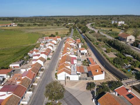 Moradia térrea,  pequena aldeia alentejana, rodeada pelos longos campos de arroz e pelo rio sado.