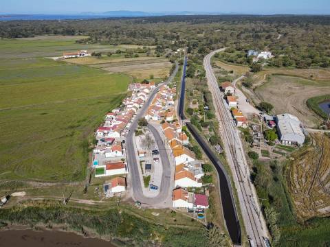 Moradia térrea,  pequena aldeia alentejana, rodeada pelos longos campos de arroz e pelo rio sado.