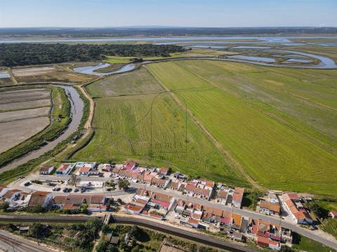 Moradia térrea,  pequena aldeia alentejana, rodeada pelos longos campos de arroz e pelo rio sado.