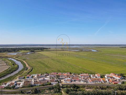 Moradia térrea,  pequena aldeia alentejana, rodeada pelos longos campos de arroz e pelo rio sado.