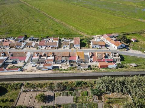Moradia térrea,  pequena aldeia alentejana, rodeada pelos longos campos de arroz e pelo rio sado.