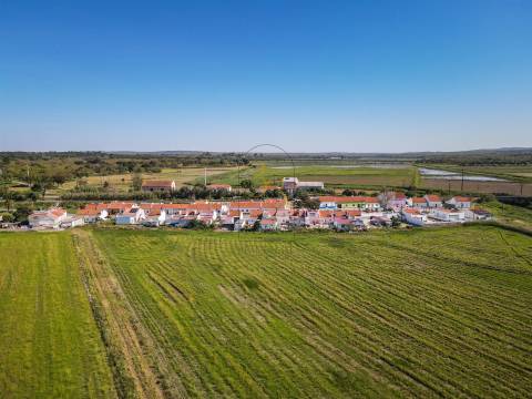 Moradia térrea,  pequena aldeia alentejana, rodeada pelos longos campos de arroz e pelo rio sado.