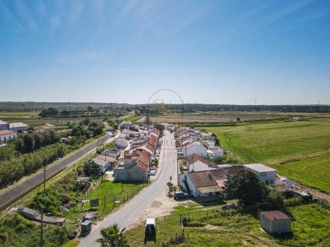 Moradia térrea,  pequena aldeia alentejana, rodeada pelos longos campos de arroz e pelo rio sado.