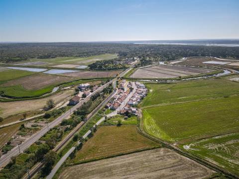 Moradia térrea,  pequena aldeia alentejana, rodeada pelos longos campos de arroz e pelo rio sado.