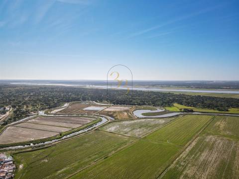 Moradia térrea,  pequena aldeia alentejana, rodeada pelos longos campos de arroz e pelo rio sado.