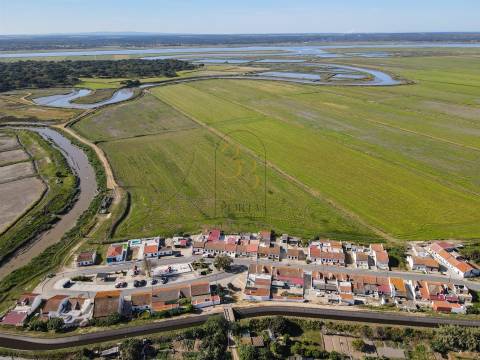 Moradia térrea,  pequena aldeia alentejana, rodeada pelos longos campos de arroz e pelo rio sado.