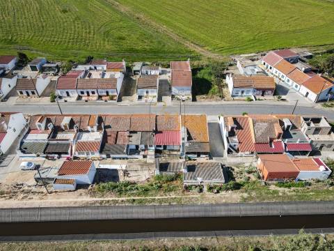 Moradia térrea,  pequena aldeia alentejana, rodeada pelos longos campos de arroz e pelo rio sado.