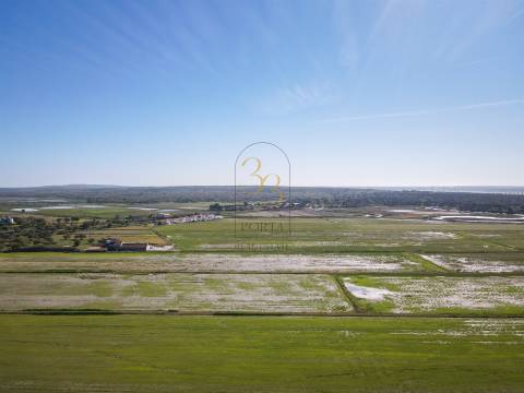 Moradia térrea,  pequena aldeia alentejana, rodeada pelos longos campos de arroz e pelo rio sado.