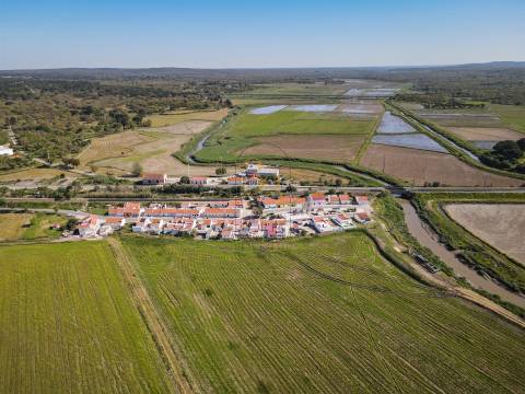 Moradia térrea,  pequena aldeia alentejana, rodeada pelos longos campos de arroz e pelo rio sado.