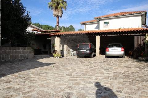 Moradia T4 para venda