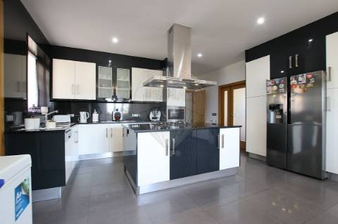 Moradia T4 para venda