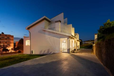 Moradia T5 para venda