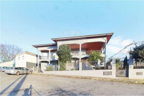 Moradia T4 para venda