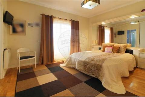 Moradia T4 para venda