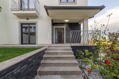 Moradia T4 para venda