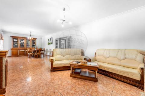 Moradia T4 para venda