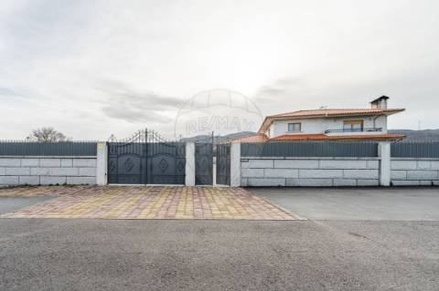 Moradia T5 para venda