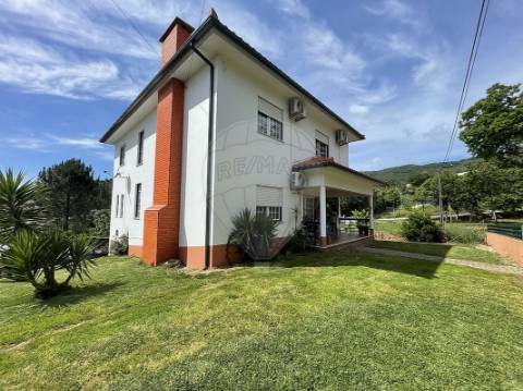 Moradia T4 para venda