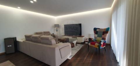 Moradia T4 para venda