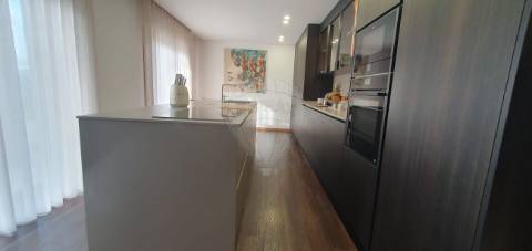 Moradia T4 para venda