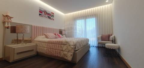 Moradia T4 para venda