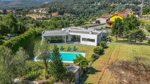 Moradia T4 para venda