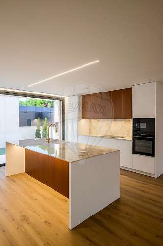 Moradia T4 para venda