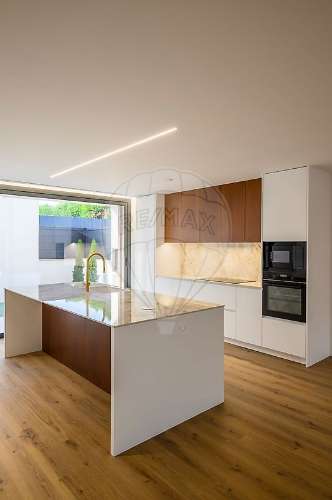 Moradia T4 para venda