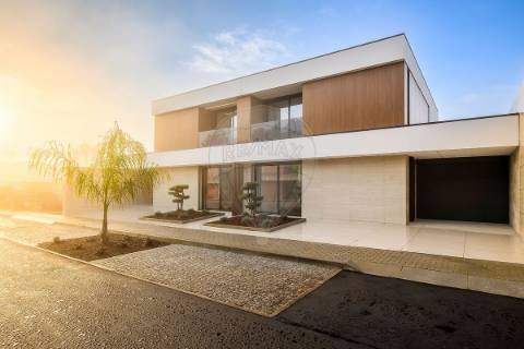 Moradia T4 para venda