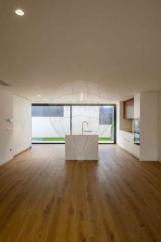 Moradia T4 para venda