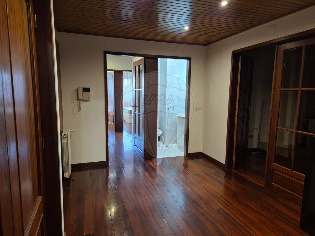 Apartamento T4 para arrendamento