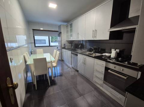 Apartamento T4 para arrendamento