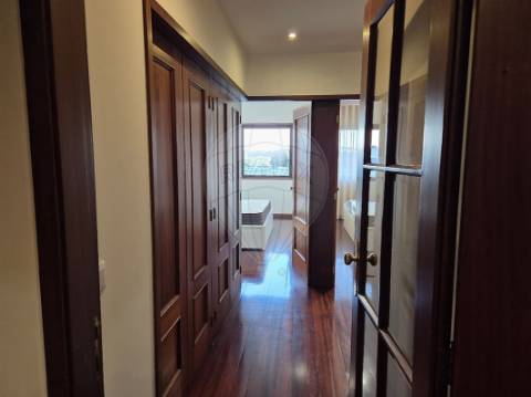 Apartamento T4 para arrendamento