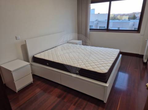 Apartamento T4 para arrendamento