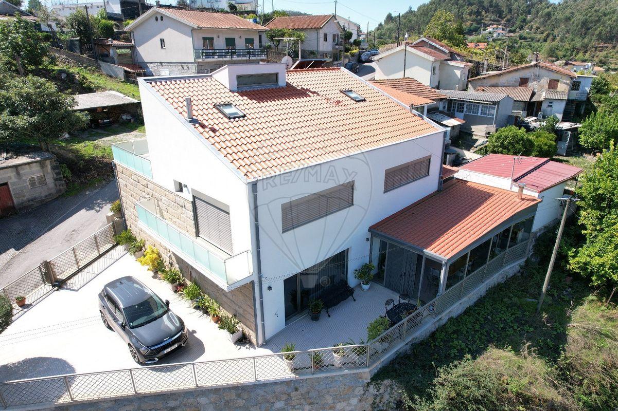 Moradia T4 para venda