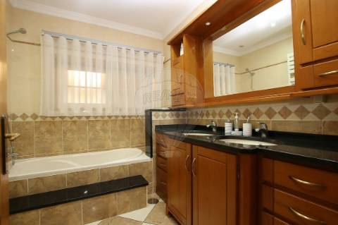 Moradia T4 para venda