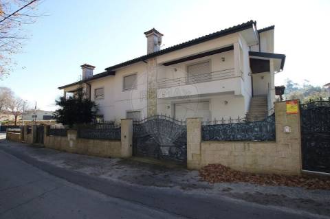 Moradia T4 para venda