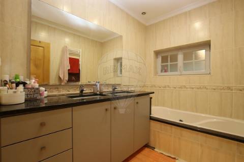 Moradia T4 para venda