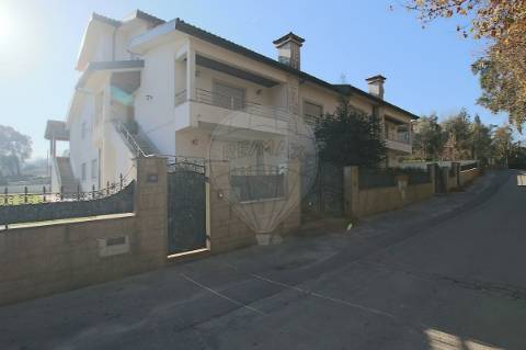 Moradia T4 para venda