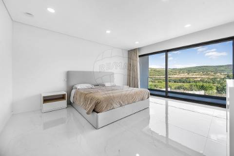 Moradia T4 para venda